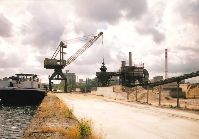 Mons. Obourg. Quai de chargement et de déchargement de la cimenterie.