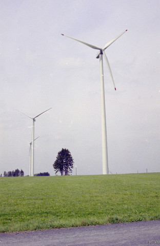 Sainte-Ode. Tillet. Eoliennes.