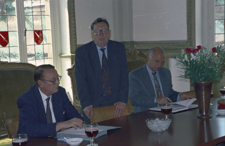 Chimay. Signature d'un protocole par Jean-Pierre Grafé, ministre des Travaux publics, et de M. Franssen, bourgmestre de Chimay, prévoyant la réalisation de divers travaux d'aménagement.