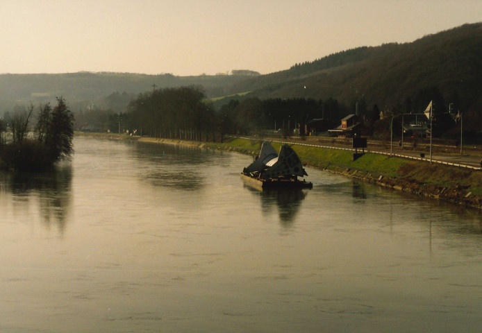 Hastière. Waulsort. Placement de la vanne et de la passerelle.
