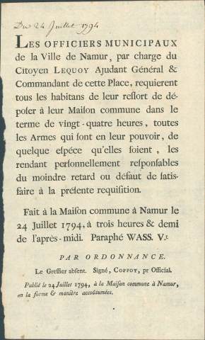 Annonce des officiers municipaux de Namur invitant les habitants à remettre les armes qu'ils possèderaient à la Maison commune. Demande du citoyen Lequoy adjudant général et commandant de la Place. Signé Coppoy.