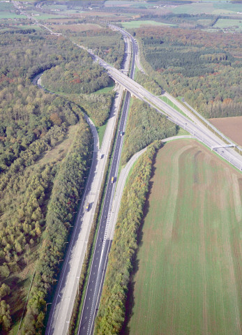 Courrière. Pont de la RN4 sur la E411.