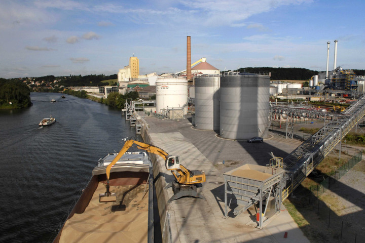 Wanze. Sucrerie et port multimodal. Entreprises et activités sur la Meuse.