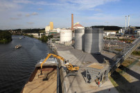 Wanze. Sucrerie et port multimodal. Entreprises et activités sur la Meuse.