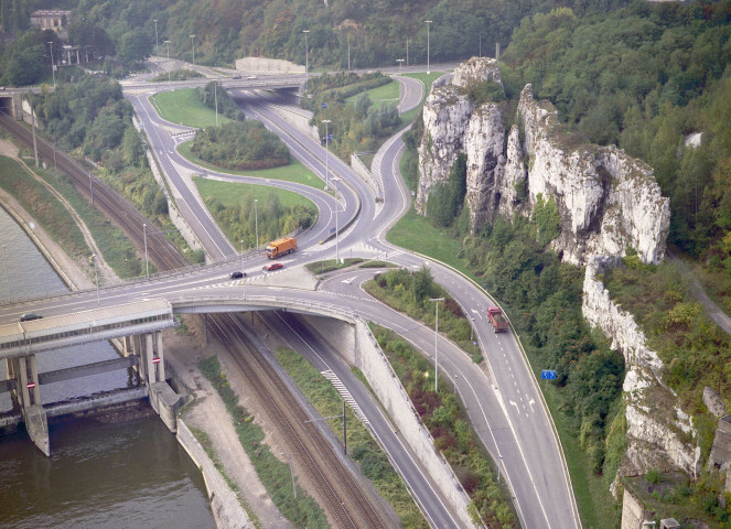 Echangeur routier sur la rive droite de la Meuse, au pied du pont des Grands-Malades.