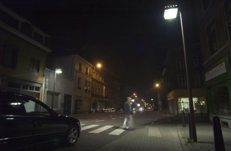 Verviers. Vues de nuit de giratoires et de trottoirs.
