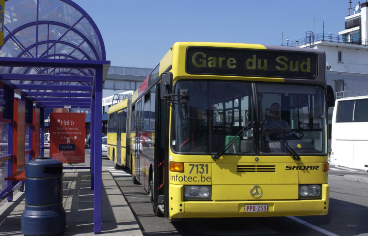 Charleroi. Aéroport de Gosselies. Bus TEC. Future aérogare.