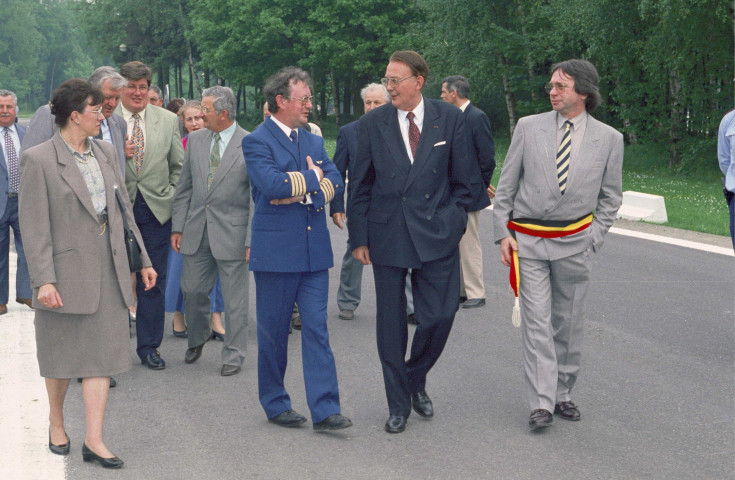 Noville-les-Bois. Inauguration par Jean-Pierre Grafé, ministre des Travaux publics, de la sortie n° 11 sur l'autoroute E42.