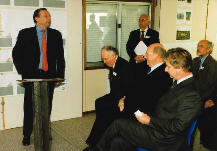La Louvière. Houdeng-Aimeries. Visite de chantier par M. le Ministre Daerden et le prince Philippe du futur pont-canal du Sart.
