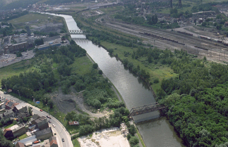 Charleroi, Montignies-sur-Sambre et Châtelet. Ponts-rails du Poirier Saint-Charles, de Carlam, de Champeau et d'Hainaut-Sambre ; passerelles d'Hainaut-Sambre (oxygène et gaz), à coke de Solvay et SNDE ; écluse de Montignies-sur-Sambre ; viaduc de Châtelet ; chantier du Trieu Kaisin.