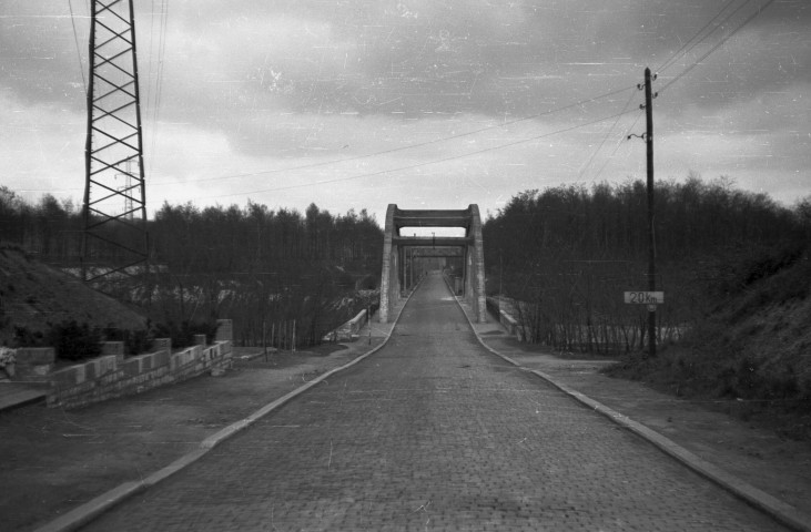 Auvelais-Grogneaux. Pont-route Auvelais-Tamines sur la Sambre.