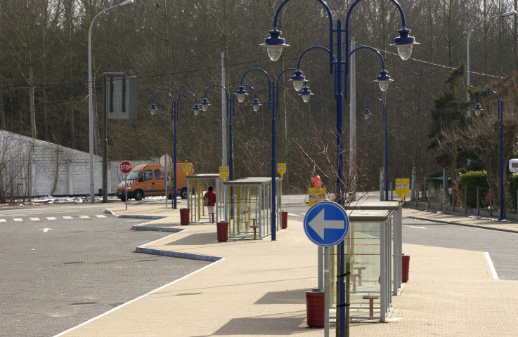 Beauvechain. Hamme-Mille. Espace réservé aux bus et taxis.