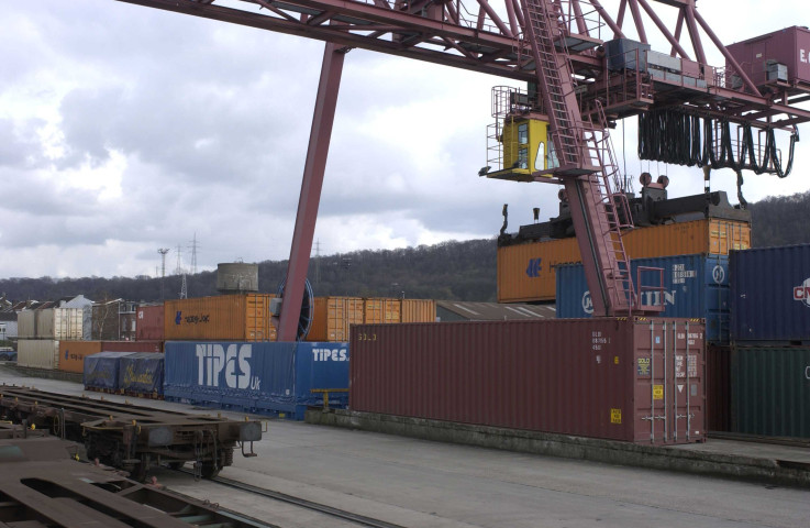 Liège. Port de Renory. Déchargement d'une péniche porte-container.