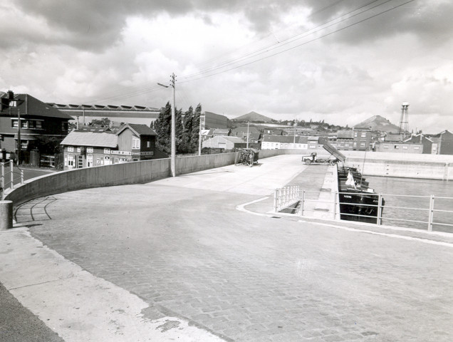 Vues du bassin et des travaux sur le quai Jules Destrée