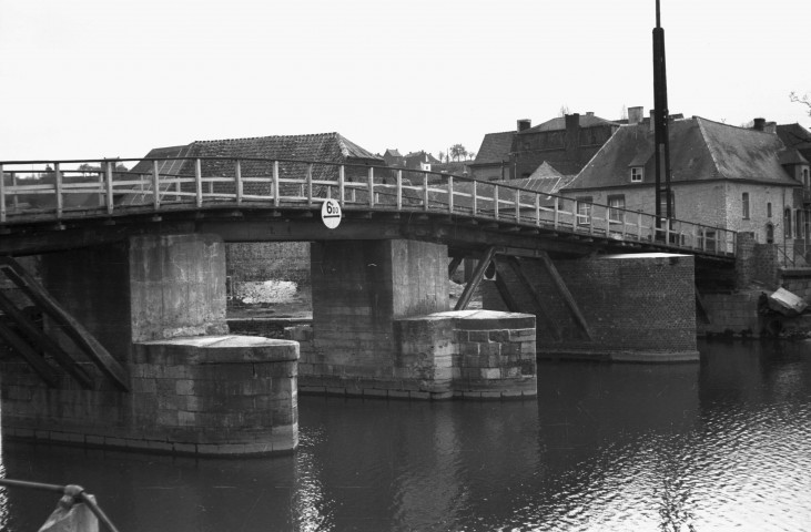 Lobbes. Pont sur la Sambre.