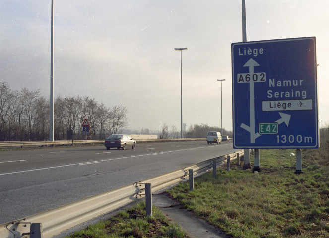 Grâce-Hollogne. Panneaux directionnels aux alentours de l'aéroport de Liège.