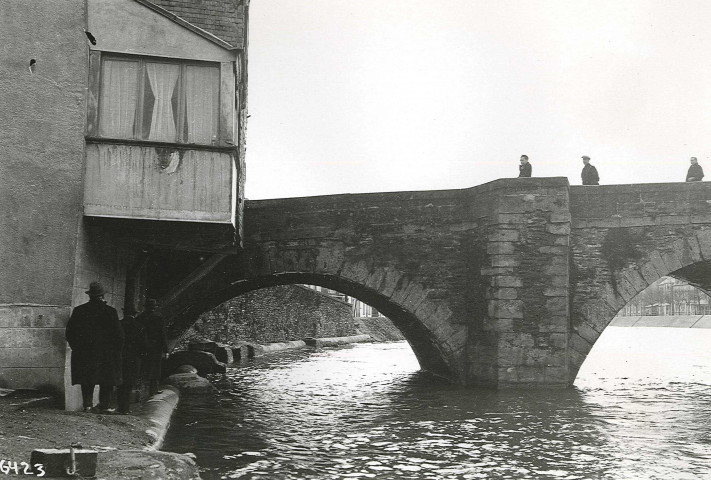 Vieux pont de Liège. Quai de la Maladrerie