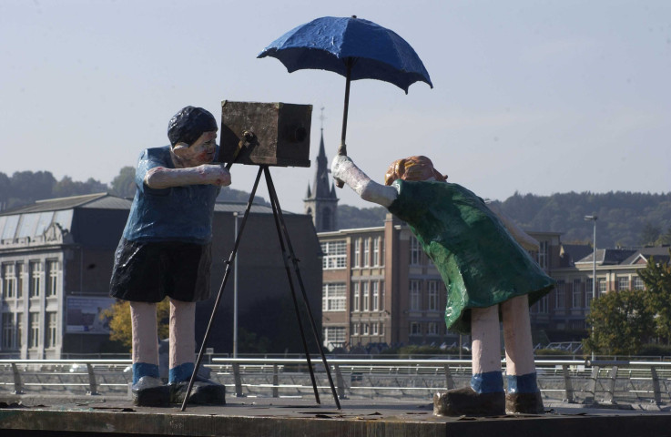 Huy. Centre-ville. Rond-point des Arts. Statue de la fille au parapluie.