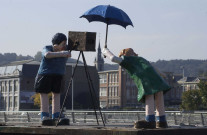 Huy. Centre-ville. Rond-point des Arts. Statue de la fille au parapluie.