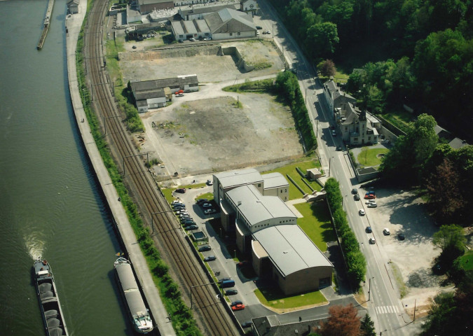 Dinant. Bouvignes-sur-Meuse. Bâtiment de la firme "Remacle".