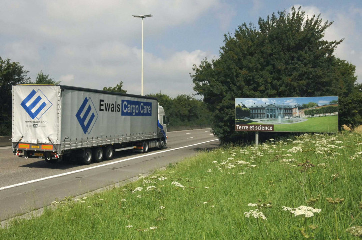 Perwez (Thorembais) et Gembloux. E411. Panneaux touristiques.