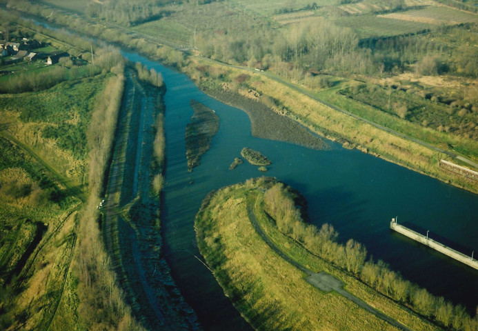 Hensies. Ecluse "Au Corbeau" et envasement du canal côté français.