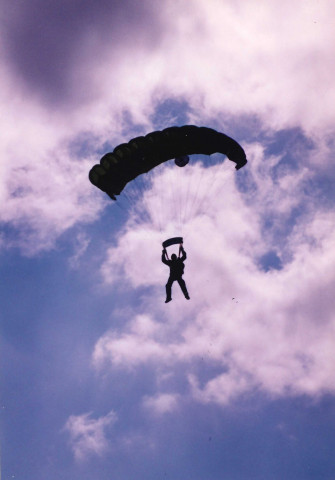 Saint-Hubert. Aérodrôme. Parachutistes.
