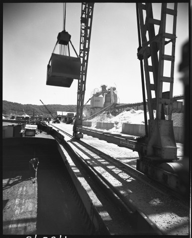 Liège. Vues de l'Île Monsin et du port pétrolier.