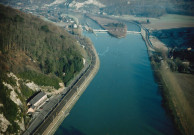 Yvoir. Houx. Ile de Houx et barrages.