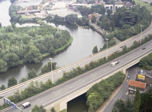 Angleur. Ponts d'autoroute au-dessus de la sortie en aval du biez des laminoirs Deflandre.