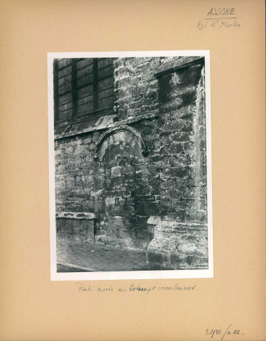 Porte murée au transept nord de l'église Saint-Martin.