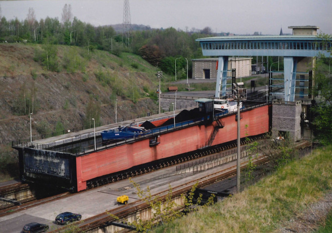 Braine l'Alleud. Plan incliné de Ronquières. Ensemble de la centrale électrique. Acheminement d'un bac avec un bateau.