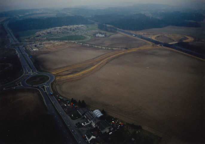 Ottignies-Louvain-la-Neuve. Quartier de Louzelle, giratoire, aménagement de la route, échangeur avec l'E 411.