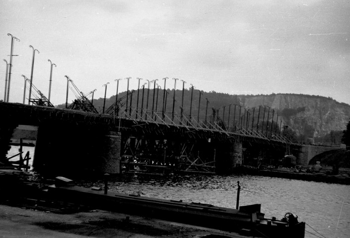 Engis. Reconstruction du pont sur la Meuse.