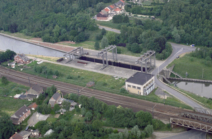 Viesville. Pont sur la tête aval de l'écluse n°3.