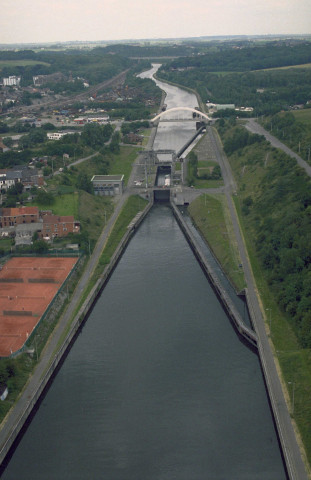 Gosselies. Pont sur la tête aval de l'écluse n°2.
Courcelles. Pont-route de Gosselies.
Viesville. Viaduc.