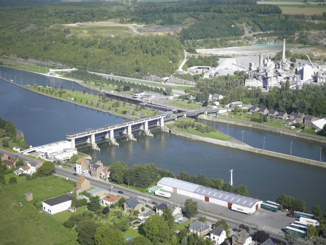 Andenne. Seilles. Port autonome de Namur. Vues aériennes.