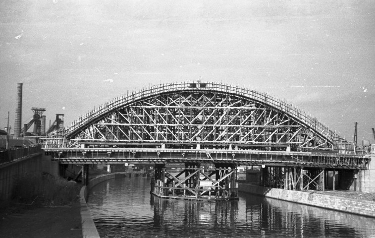 Wandre. Reconstruction du pont sur la Meuse.