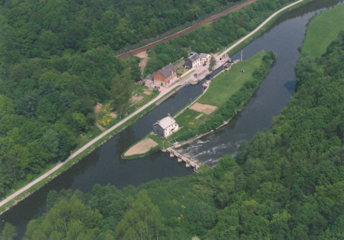 Sambre, barrage-écluse 8 et Grand courant.