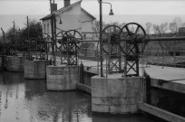 Solre-sur-Sambre. Barrage sur la Sambre.