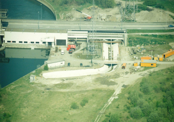 Visé. Lixhe. Pont-route-barrage. Construction d'une échelle à poissons.