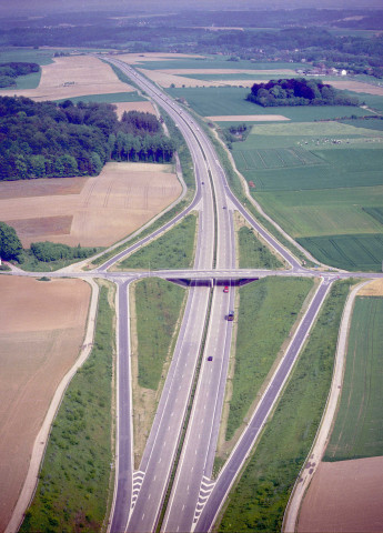 Bousval. Pont sur la RN25.