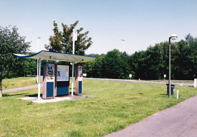 Fernelmont. Franc-Warêt. Aire de repos de l'E42 vers Liège. Relais information services (RIS).