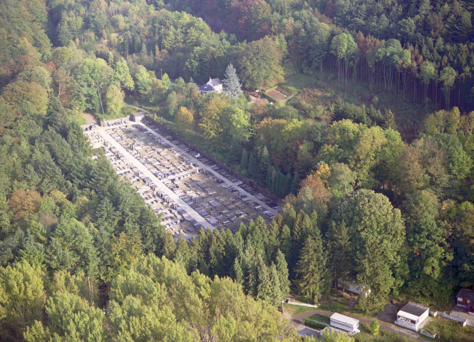 Cimetière et maison de retraite.