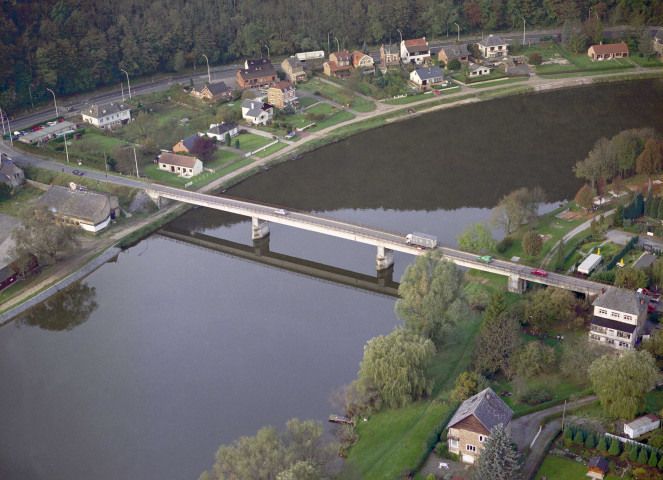 Godinne. Pont sur la Meuse entre les RN92 et 947.