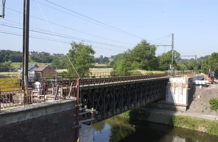 Lobbes. RAVeL. Pose de la passerelle.