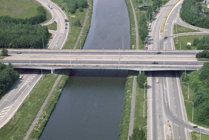 Feluy. Ponts-routes n°1 et 2 ; porte de garde ; darse ; passerelle pipe-line ; pont-route Fina Research.