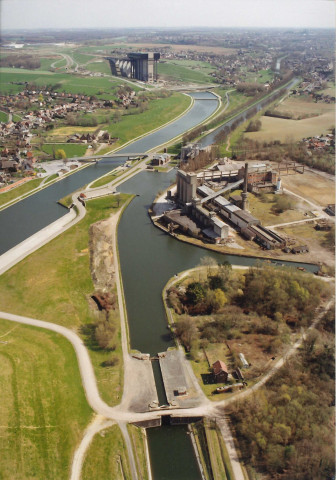 Le Roeulx. Thieu. Jonction du canal et de l'ascenceur n°4 et de Strepy-Thieu. Ancienne cimenterie.